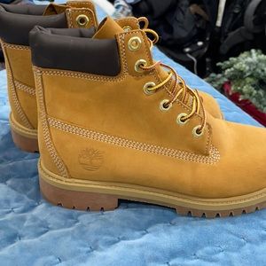 Size 5M (women’s 7) gently used Timberland’s